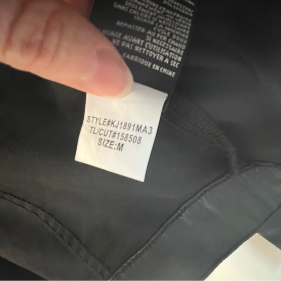 NWT Kut from the Kloth Julia Coated Crop  Black Jacket Size Medium - Picture 8 of 12